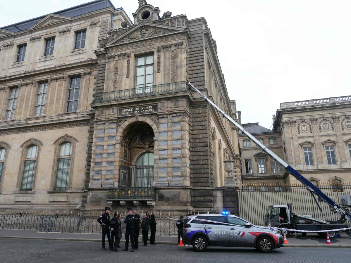Rapina al Louvre in pieno giorno. "Rubati gioielli della collezione di Napoleone" Rapina al Louvre in pieno giorno. "Rubati gioielli della collezione di Napoleone"