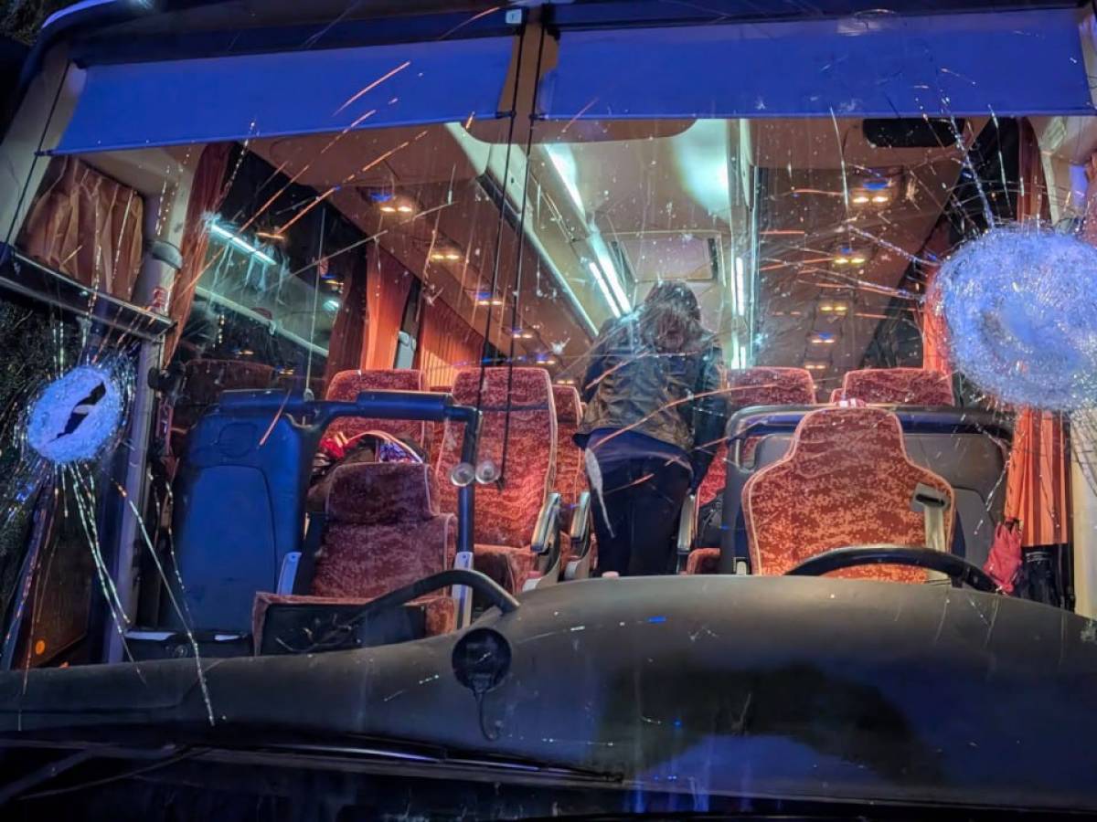Assalto al pullman dei tifosi del Pistoia: ucciso da un mattone uno degli autisti Assalto al pullman dei tifosi del Pistoia: ucciso da un mattone uno degli autisti