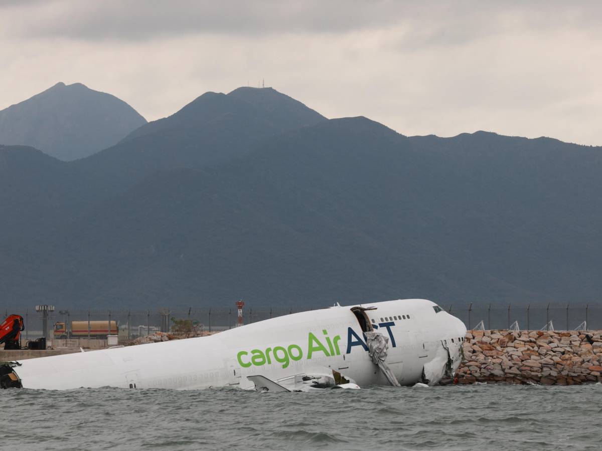 hong kong boeing finisce in mare e si spezza a met224