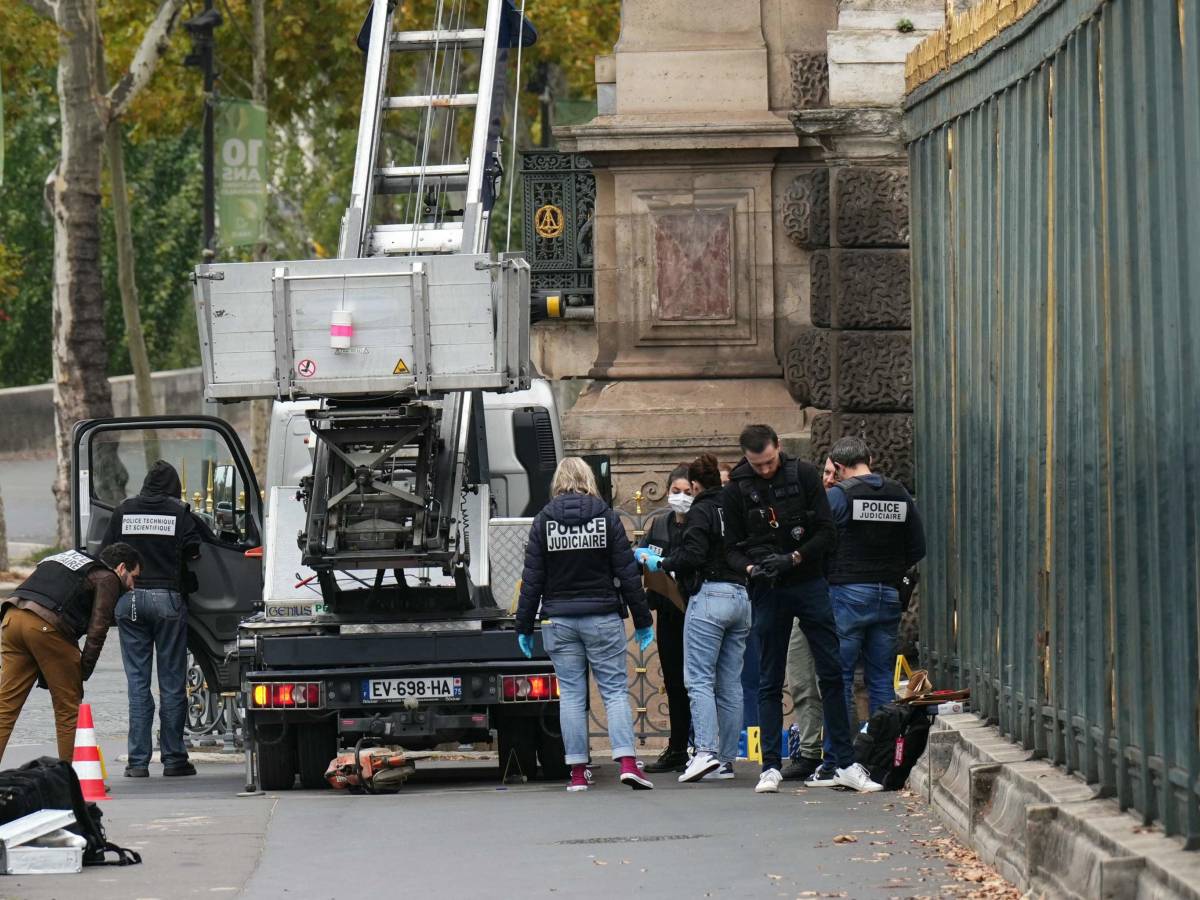 "Erano stranieri". Tutte le piste sui mandanti della rapina al Louvre "Erano stranieri". Tutte le piste sui mandanti della rapina al Louvre