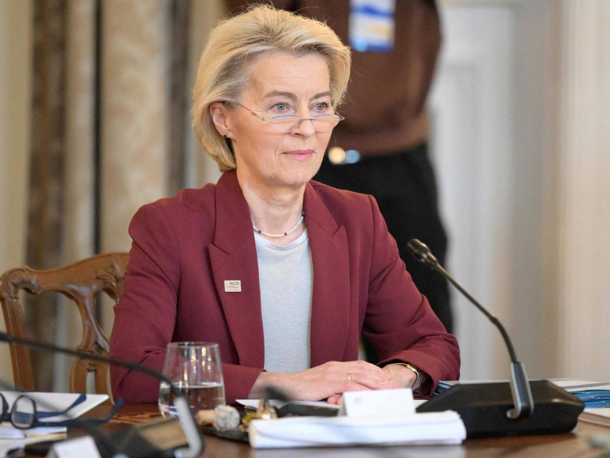Auto, Ursula si rimangia il diktat sul tutto elettrico Auto, Ursula si rimangia il diktat sul tutto elettrico