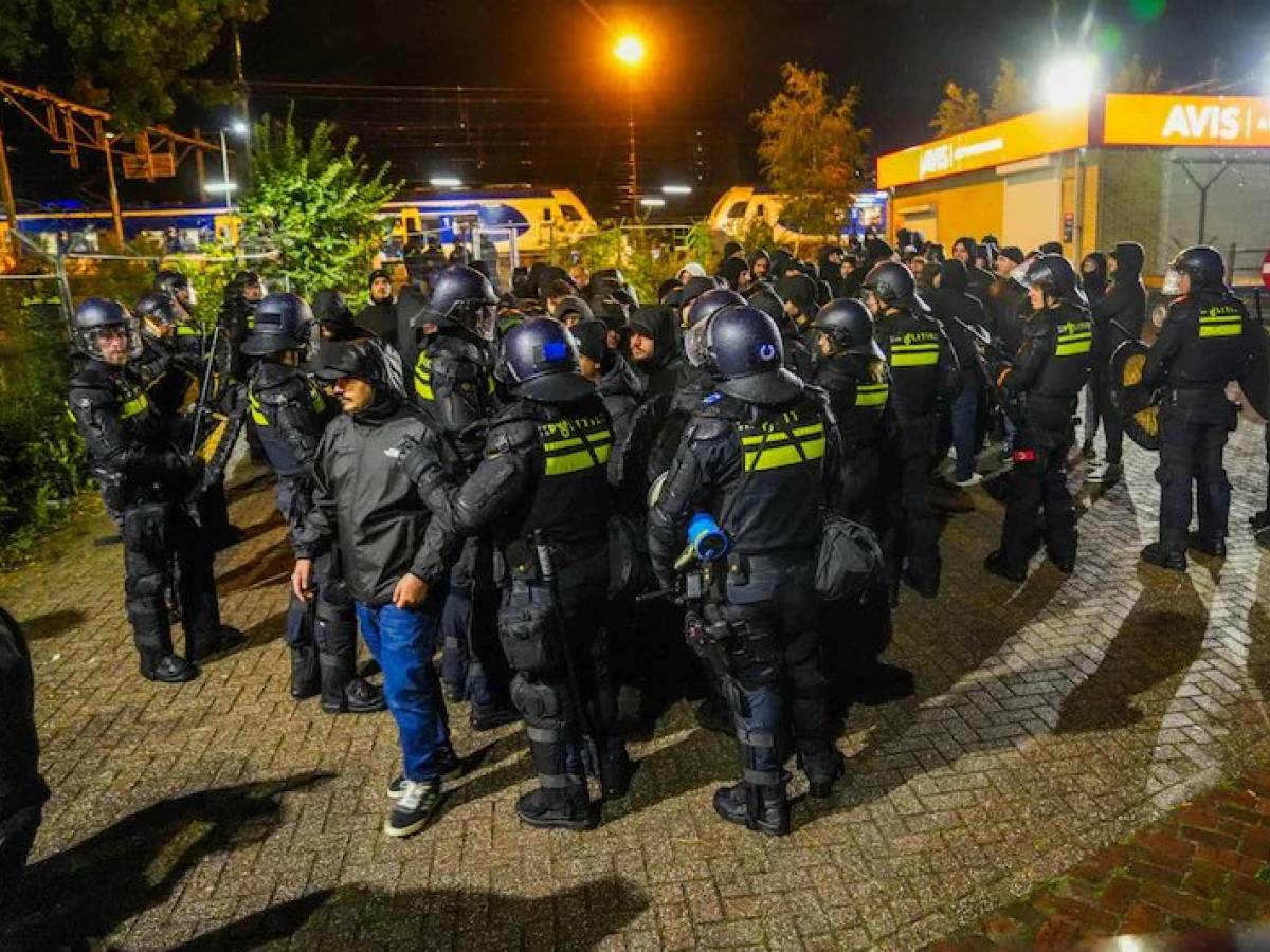 Eindhoven, arrestati ed espulsi 180 tifosi del Napoli: cosa è successo Eindhoven, arrestati ed espulsi 180 tifosi del Napoli: cosa è successo