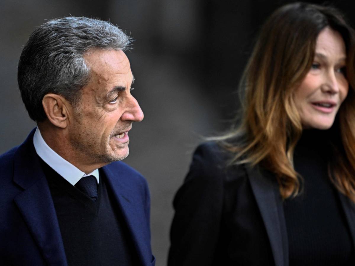 "Mia figlia è distrutta". Le rivelazioni della madre di Carla Bruni "Mia figlia è distrutta". Le rivelazioni della madre di Carla Bruni