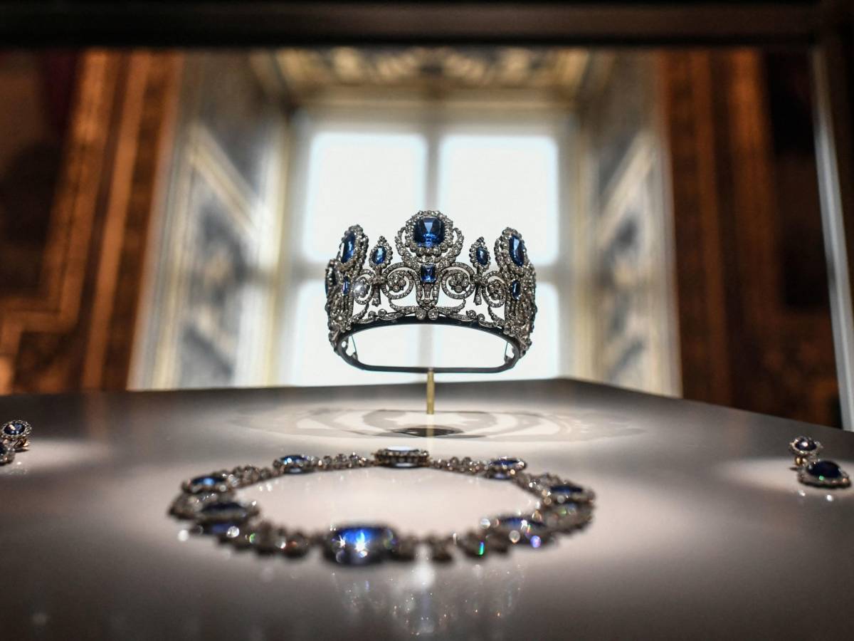 "Una cifra spettacolare": quanto vale il tesoro rubato al Louvre. Il punto sulle indagini "Una cifra spettacolare": quanto vale il tesoro rubato al Louvre. Il punto sulle indagini