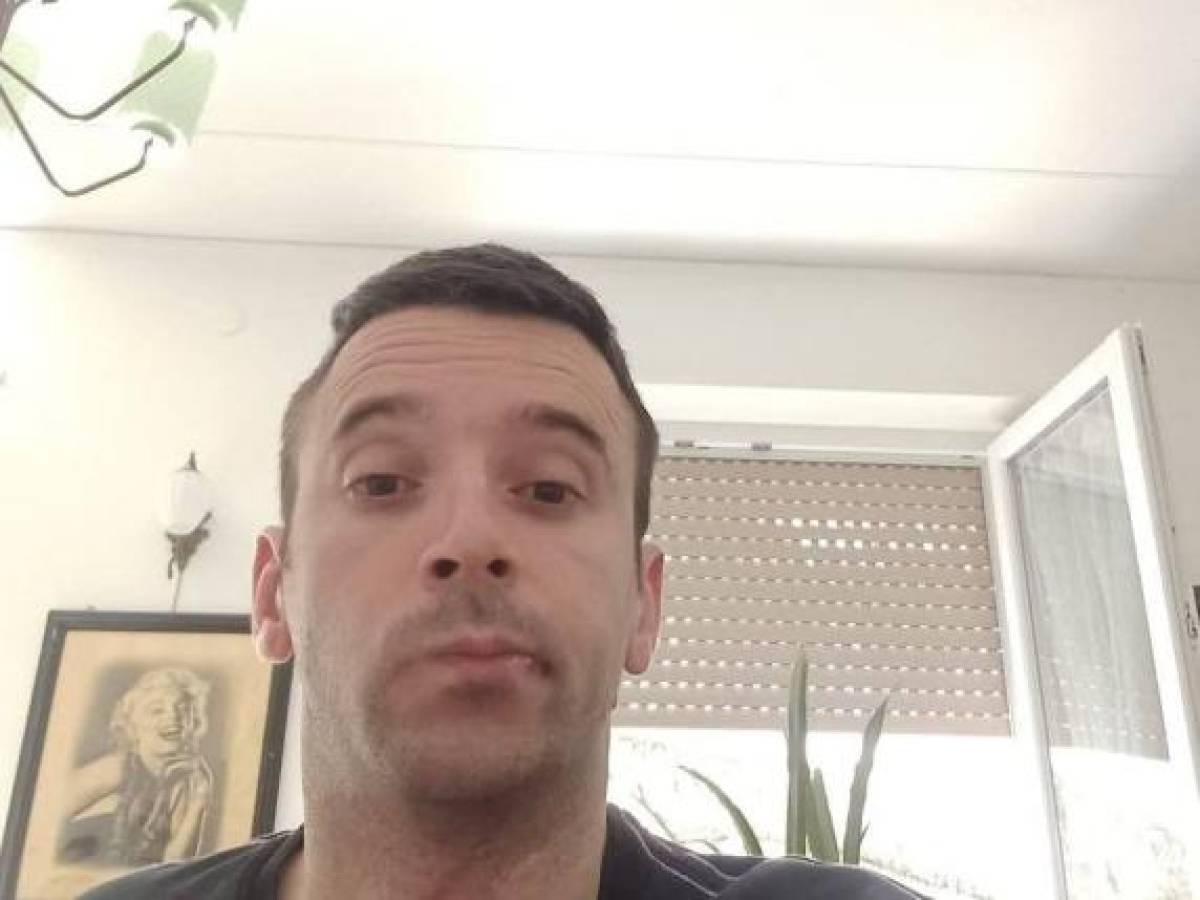 Travolto da un’auto pirata mentre è in sedia a rotelle: multato perché “doveva stare sul marciapiede” Travolto da un’auto pirata mentre è in sedia a rotelle: multato perché “doveva stare sul marciapiede”