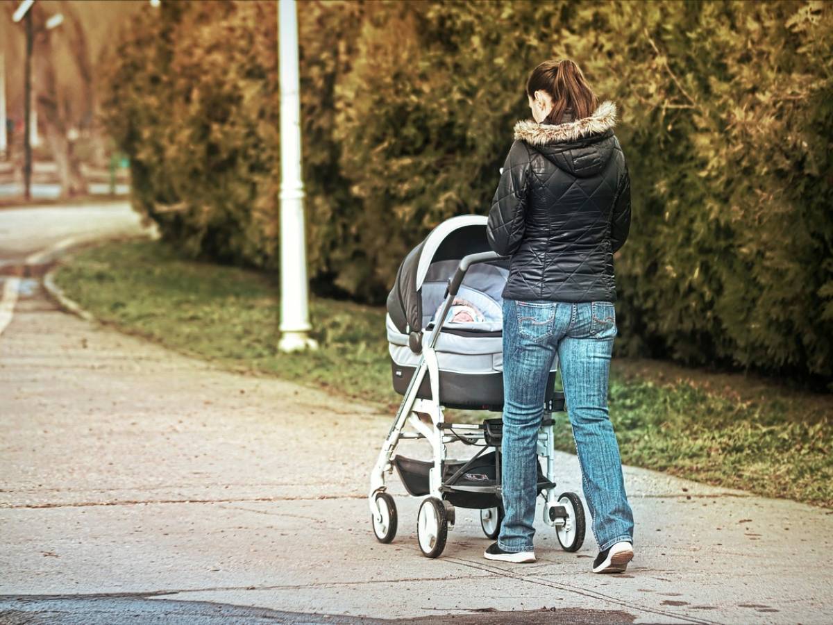 straniero tenta di rapire una neonata dal passeggino bloccato dai genitori e passanti