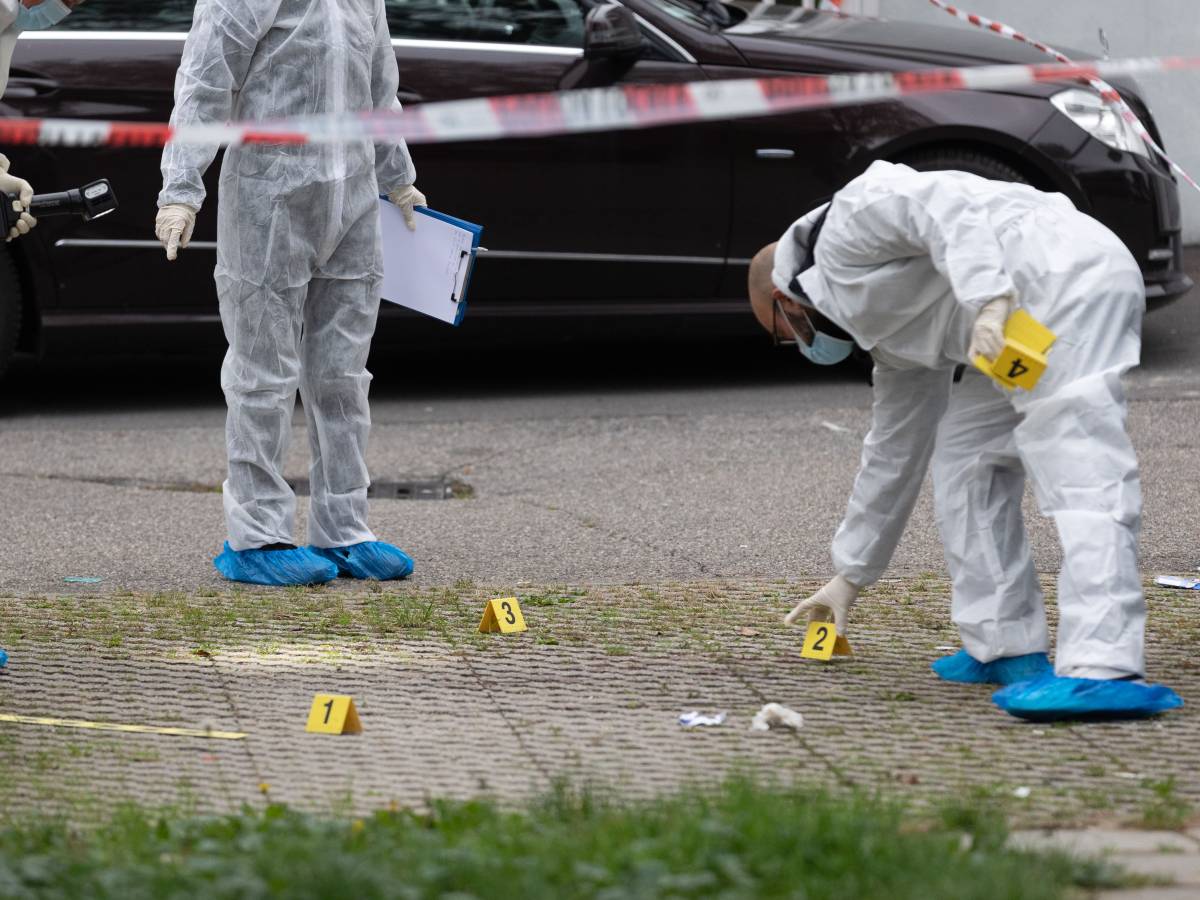 Accoltellata sotto casa: morta dopo ore di agonia. Ex fermato dopo la fuga Accoltellata sotto casa: morta dopo ore di agonia. Ex fermato dopo la fuga