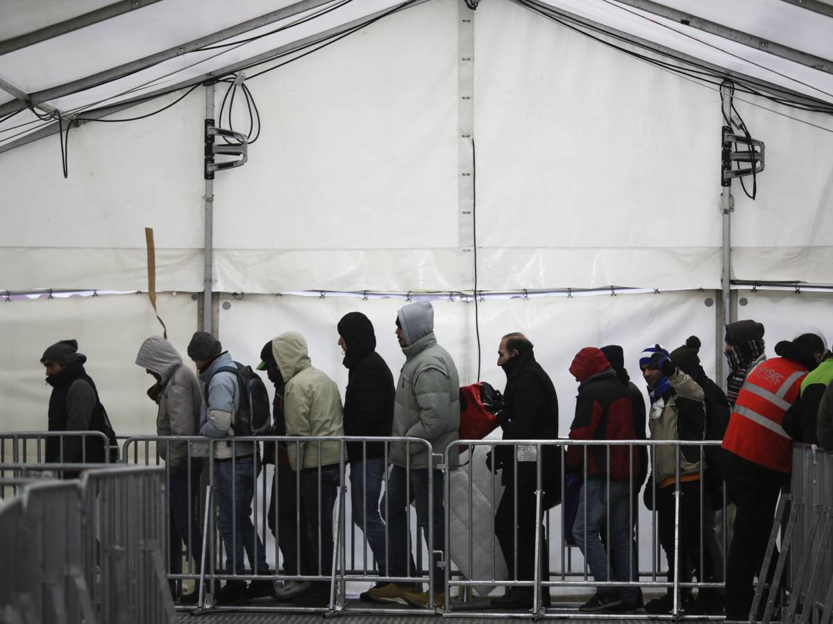 i migranti pericolosi le vostre figlie lo sanno e scoppia la bufera