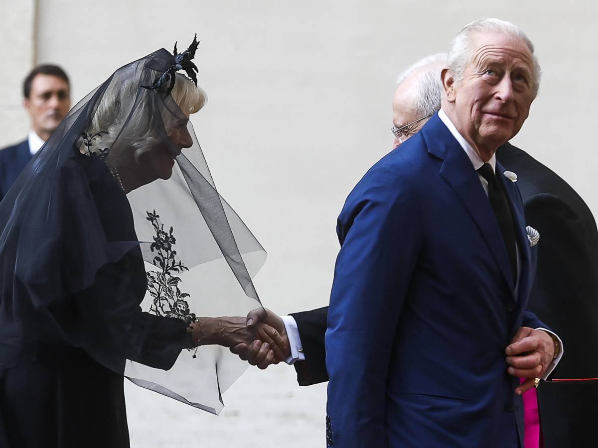 re carlo e camilla in vaticano la preghiera in latino con il papa dopo 500 anni