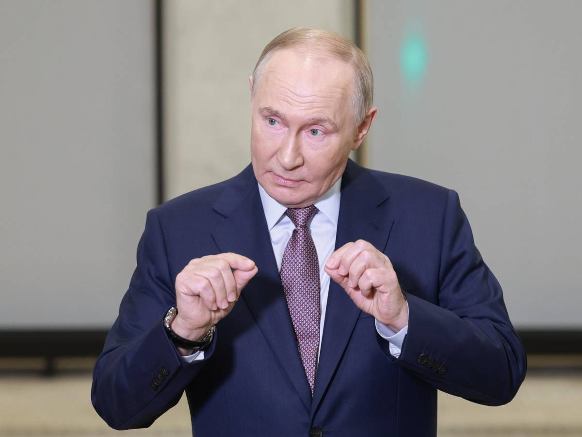 Trump Putin, Mosca frena: "Vertice non urgente, lavorare su Ucraina"