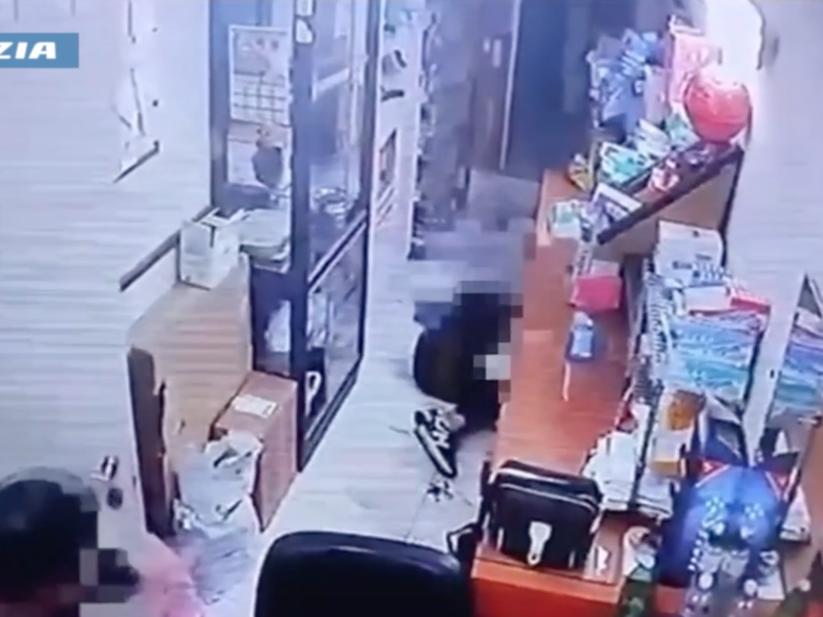Calci, pugni e schiaffi alla moglie, arrestato 34enne a Catania: nel video le immagini choc Calci, pugni e schiaffi alla moglie, arrestato 34enne a Catania: nel video le immagini choc
