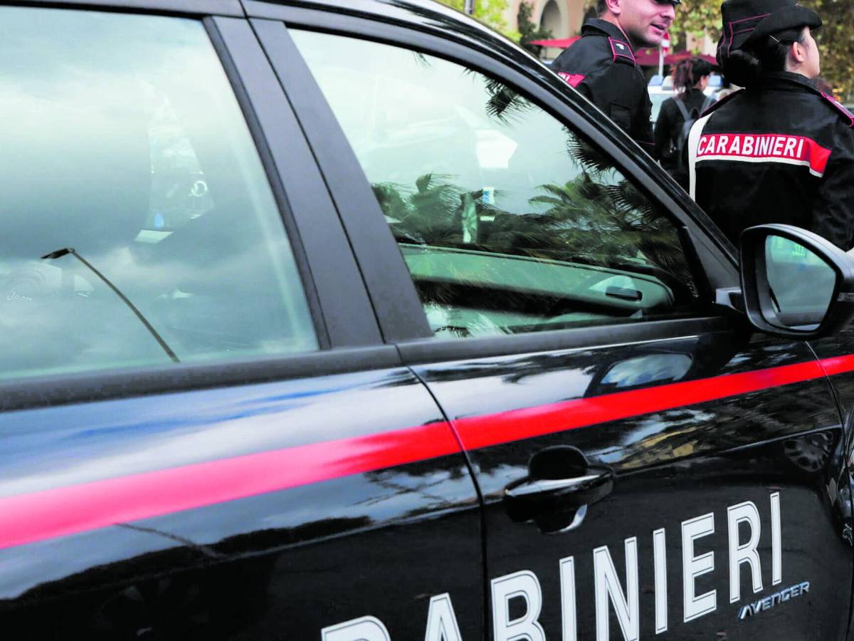 Coppia arrestata per abusi sui figli: la denuncia partita dalla figlia con una chiamata al Telefono Azzurro Coppia arrestata per abusi sui figli: la denuncia partita dalla figlia con una chiamata al Telefono Azzurro