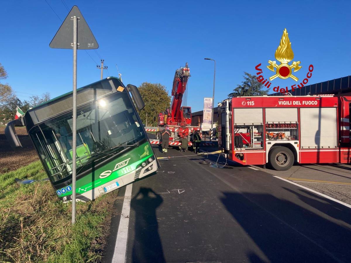Milano, bus Atm si inclina sul ciglio della strada: due feriti lievi Milano, bus Atm si inclina sul ciglio della strada: due feriti lievi