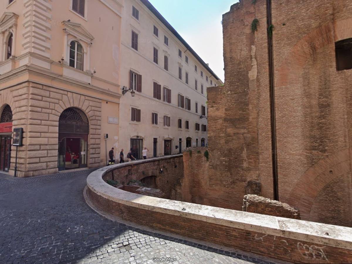 Cade dal muretto di cinta del Pantheon. Morto turista giapponese a Roma Cade dal muretto di cinta del Pantheon. Morto turista giapponese a Roma