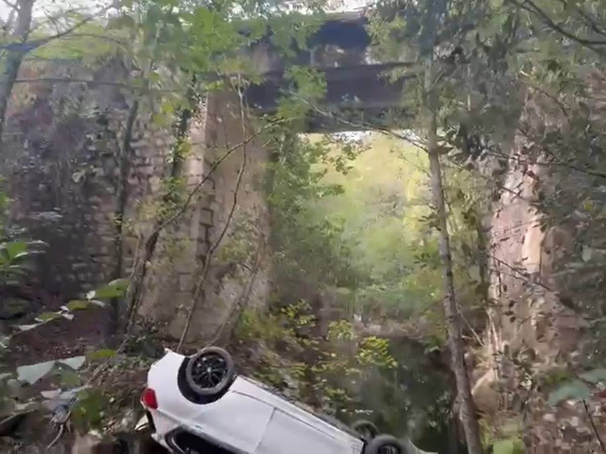 Auto precipita giù da un ponte in Gallura: morto un ragazzo, suo padre fra i soccorritori Auto precipita giù da un ponte in Gallura: morto un ragazzo, suo padre fra i soccorritori