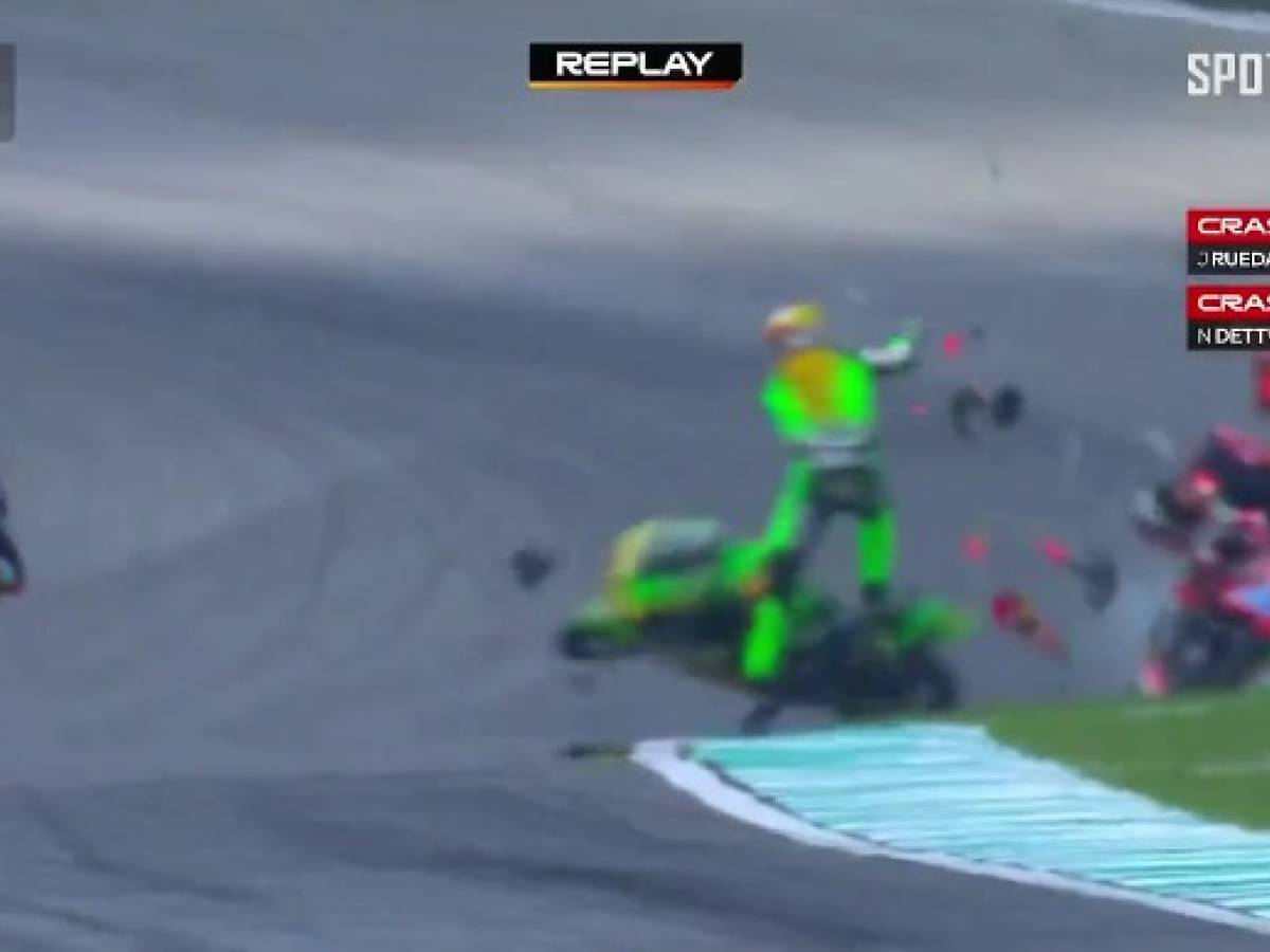 Moto 3, pauroso incidente e moto distrutte a Sepang: ecco cosa è successo Moto 3, pauroso incidente e moto distrutte a Sepang: ecco cosa è successo