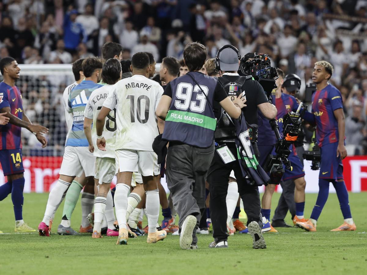 Finale infuocato tra Real e Barcellona: si sfiora la rissa, interviene la polizia Finale infuocato tra Real e Barcellona: si sfiora la rissa, interviene la polizia