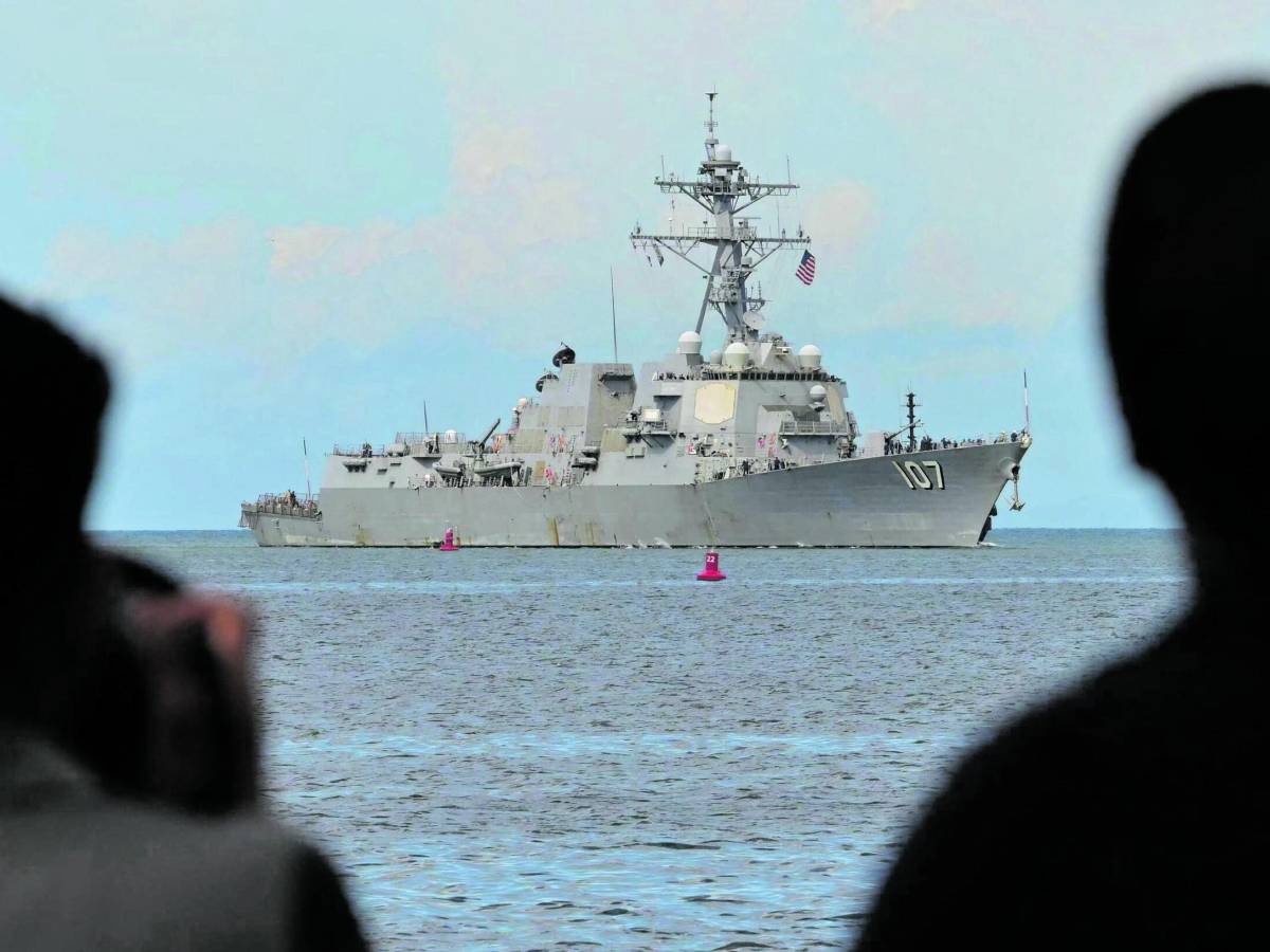 Nave lanciamissili americana a 11 km dalla costa. Maduro trema