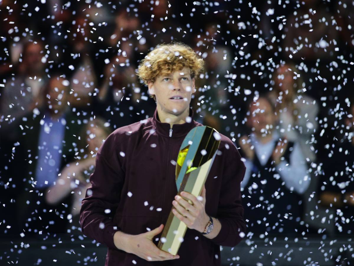 sinner fa festa per la partita doppia prima batte i crampi poi sistema zverev
