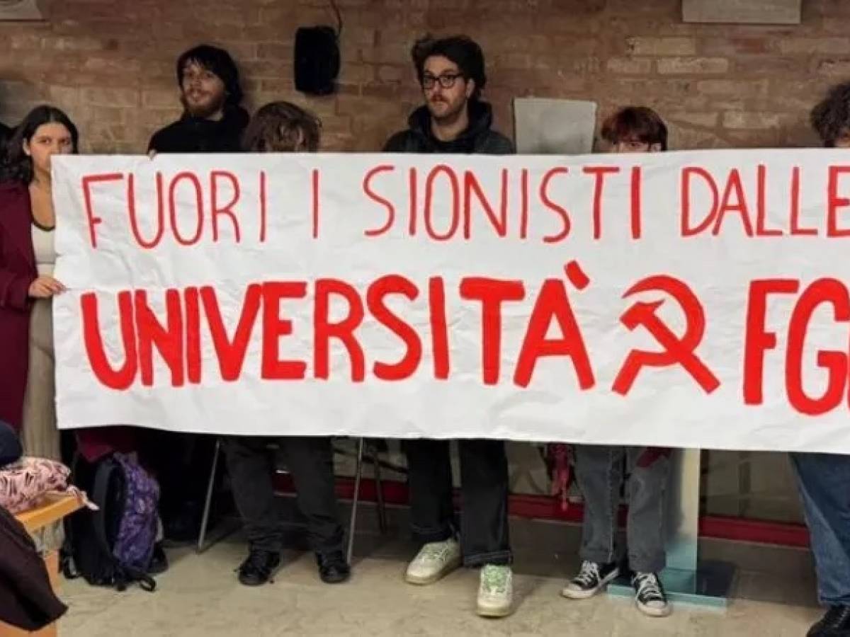 Venezia, attivisti pro Pal cacciano Fiano. "Fuori i sionisti da qui". Lui: "Scioccato" Venezia, attivisti pro Pal cacciano Fiano. "Fuori i sionisti da qui". Lui: "Scioccato"
