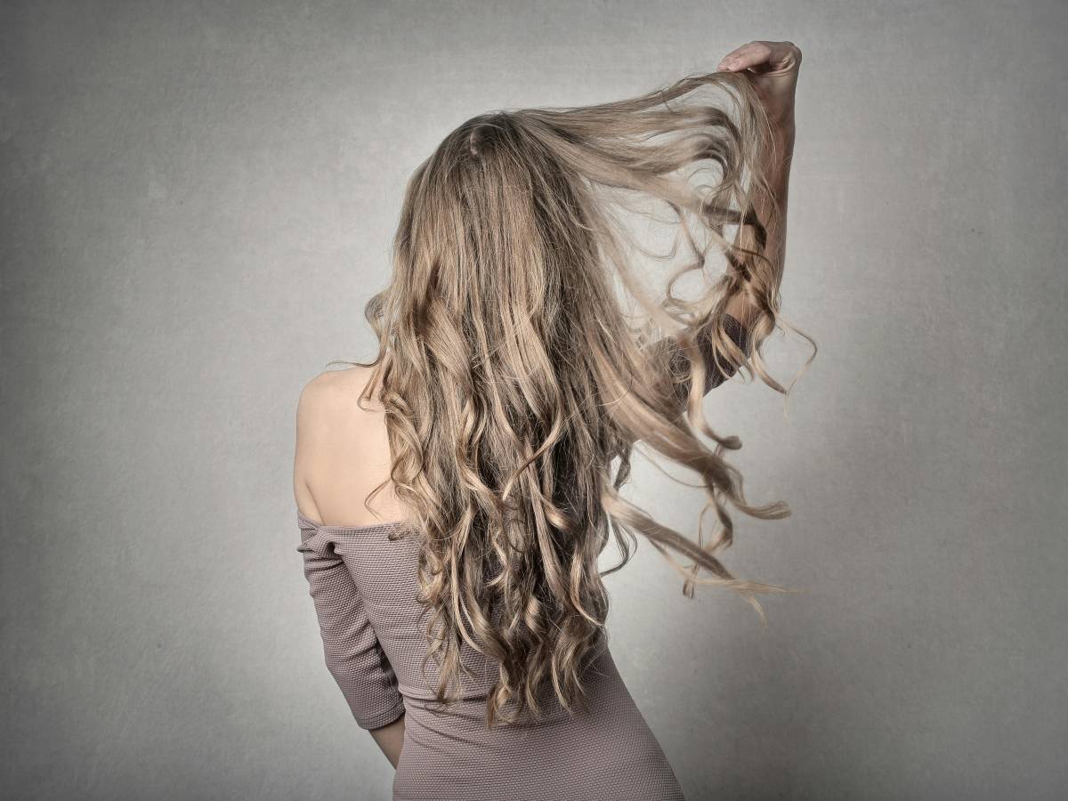 Come prevenire la crescita di capelli bianchi: 7 alimenti da scegliere a tavola Come prevenire la crescita di capelli bianchi: 7 alimenti da scegliere a tavola