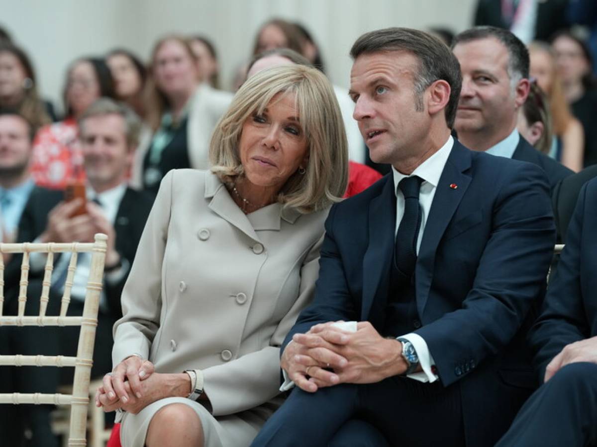 brigitte macron vittima di fake news transfobiche al via il processo a parigi