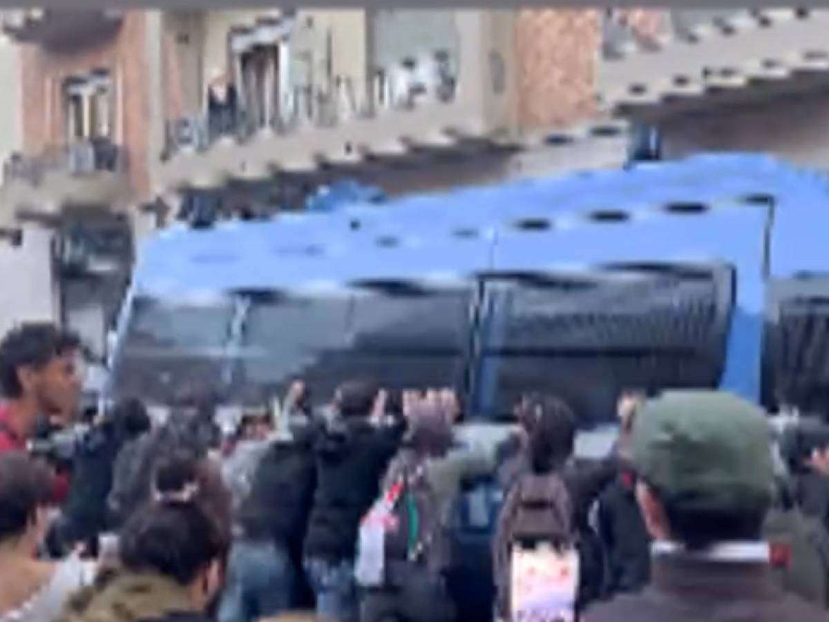 l assalto degli antagonisti cos236 volevano ribaltare la camionetta della polizia