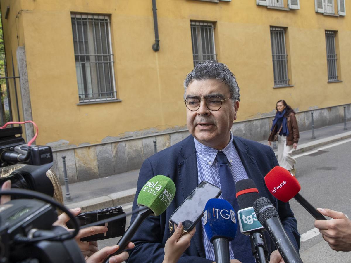 Emanuele Fiano contestato dai ProPal e ora pure dai giovani del Pd Emanuele Fiano contestato dai ProPal e ora pure dai giovani del Pd