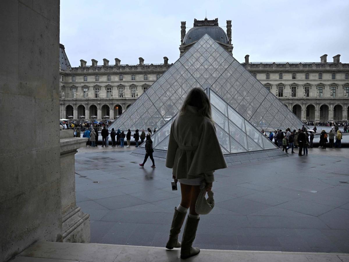 Furto al Louvre, altri cinque arresti Furto al Louvre, altri cinque arresti