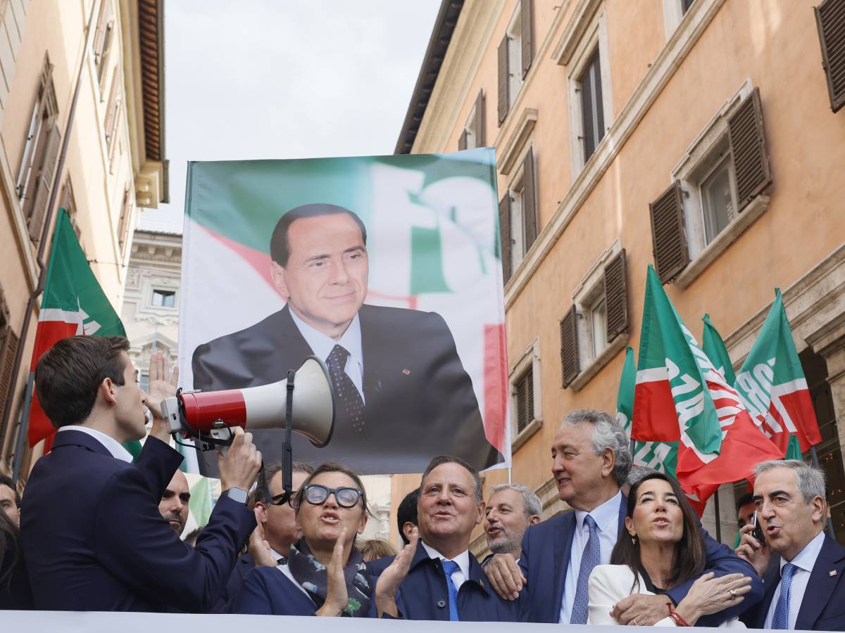 Forza Italia dedica la riforma a Berlusconi