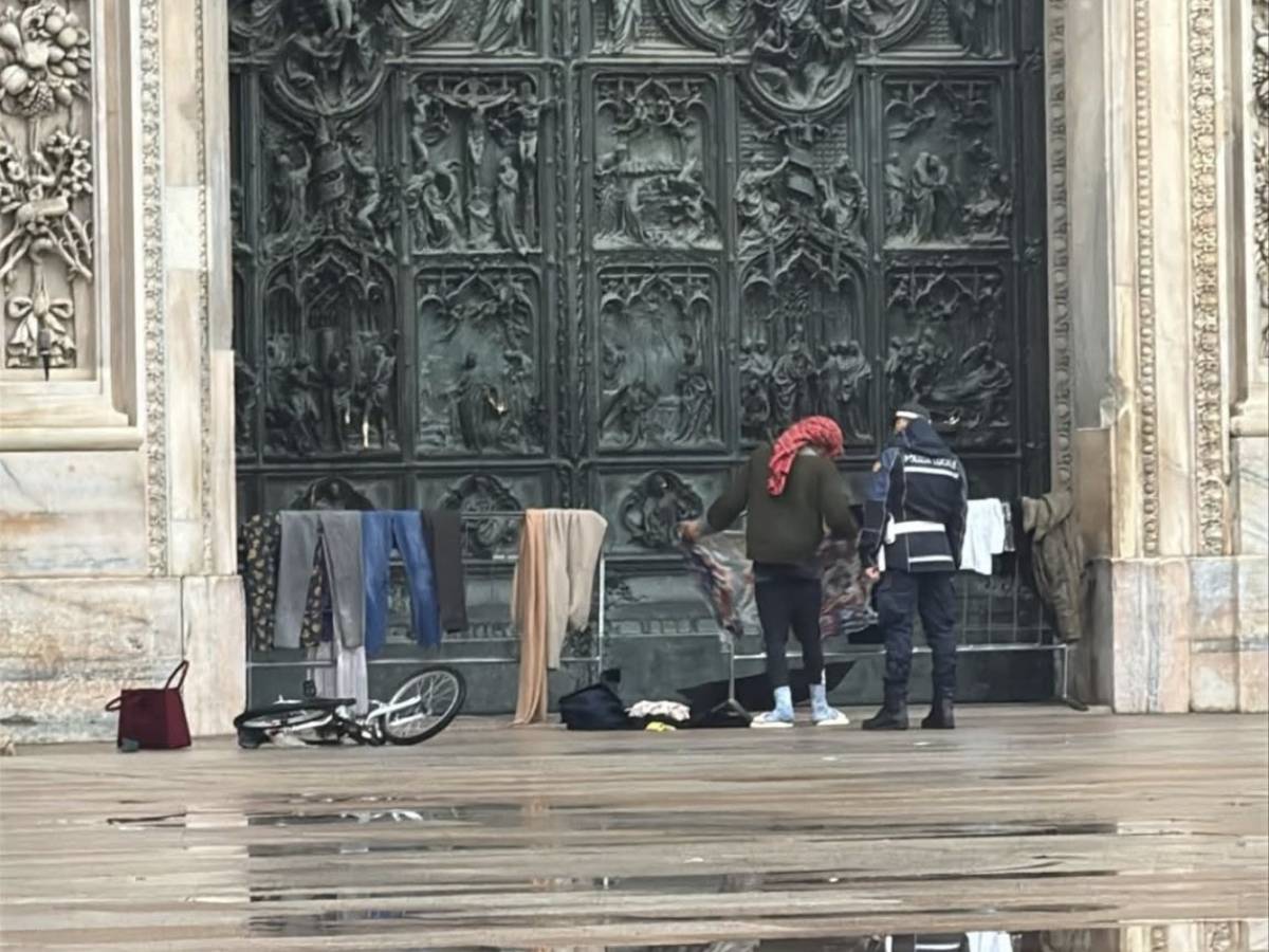 Milano vittima del degrado: egiziano stende i panni sul sagrato del Duomo. Ira del centrodestra