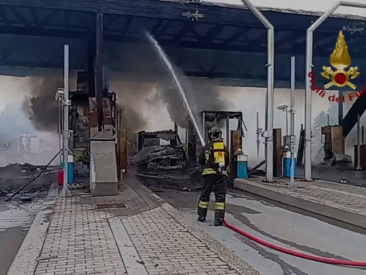 Devastante rogo al casello di Brescia Sud della A21: il fumo visibile da chilometri e l
