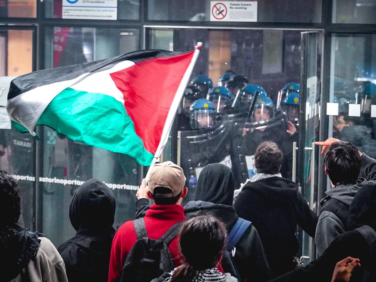 "Nessuna tregua per voi". Pro Pal assaltano la stazione di Porta Susa a Torino: respinti "Nessuna tregua per voi". Pro Pal assaltano la stazione di Porta Susa a Torino: respinti