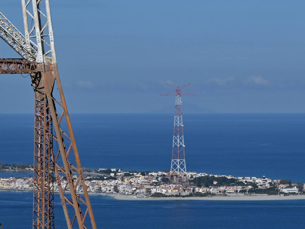 la corte esige rispetto ma da oltre due anni fa la guerra al governo