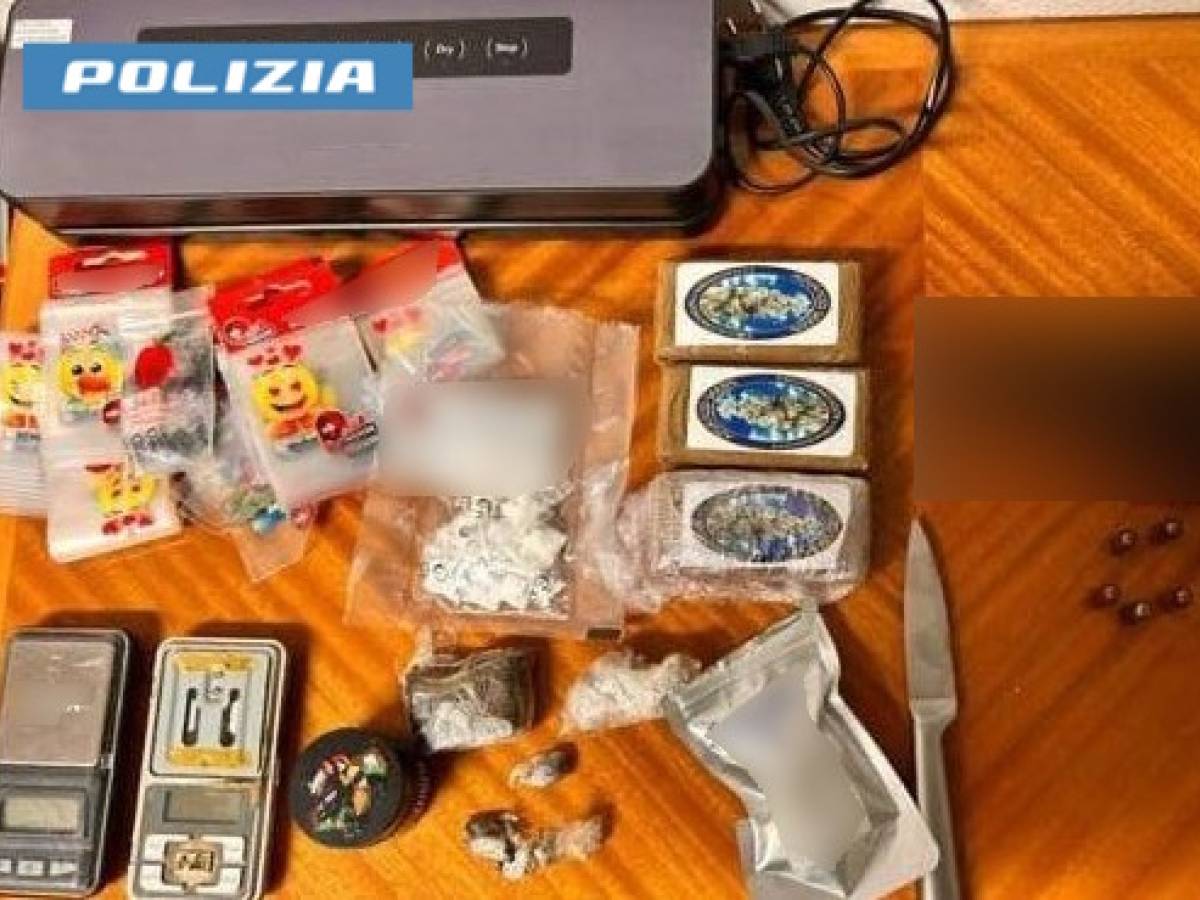 pizzeria con spaccio manette al titolare nel milanese aveva con s233 esplosivi e un taser da Ilgiornale.it pizzeria con spaccio manette al titolare nel milanese aveva con s233 esplosivi e un taser