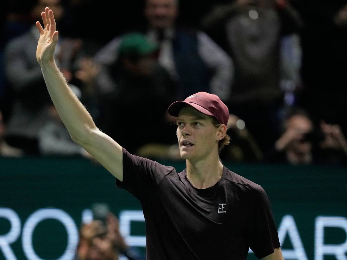 Sinner annulla Zverev in due set e conquista la finale a Parigi Sinner annulla Zverev in due set e conquista la finale a Parigi