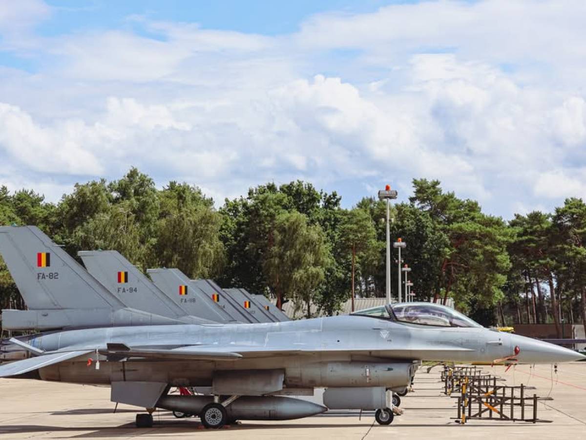 Ombre nei cieli del Belgio: droni misteriosi sorvolano le basi militari Ombre nei cieli del Belgio: droni misteriosi sorvolano le basi militari