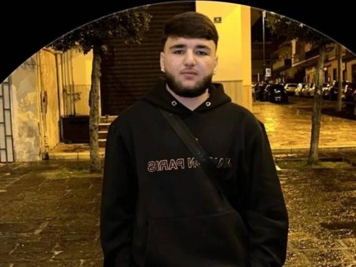 Napoli, 18enne ucciso con uno sparo in strada davanti agli amici Napoli, 18enne ucciso con uno sparo in strada davanti agli amici