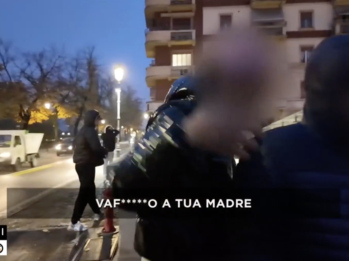 vaffan poi partono le bottigliate l attacco choc degli immigrati contro la troupe mediaset da Ilgiornale.it vaffan poi partono le bottigliate l attacco choc degli immigrati contro la troupe mediaset