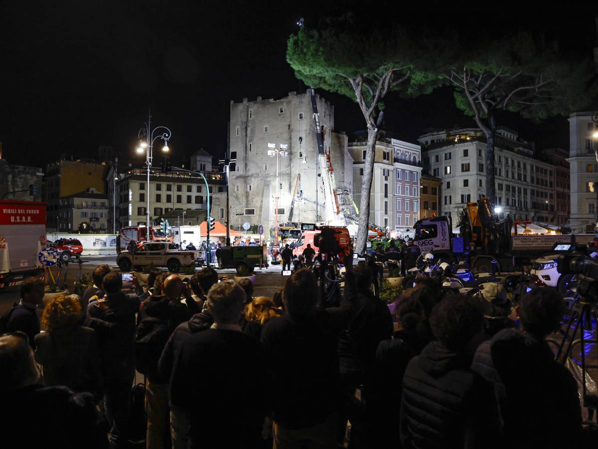 Crollo ai Fori Imperiali, è morto estratto l Crollo ai Fori Imperiali, è morto estratto l