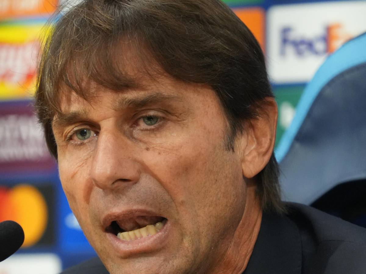 Conte, un mare di parole per far scordare i 6 gol presi Conte, un mare di parole per far scordare i 6 gol presi