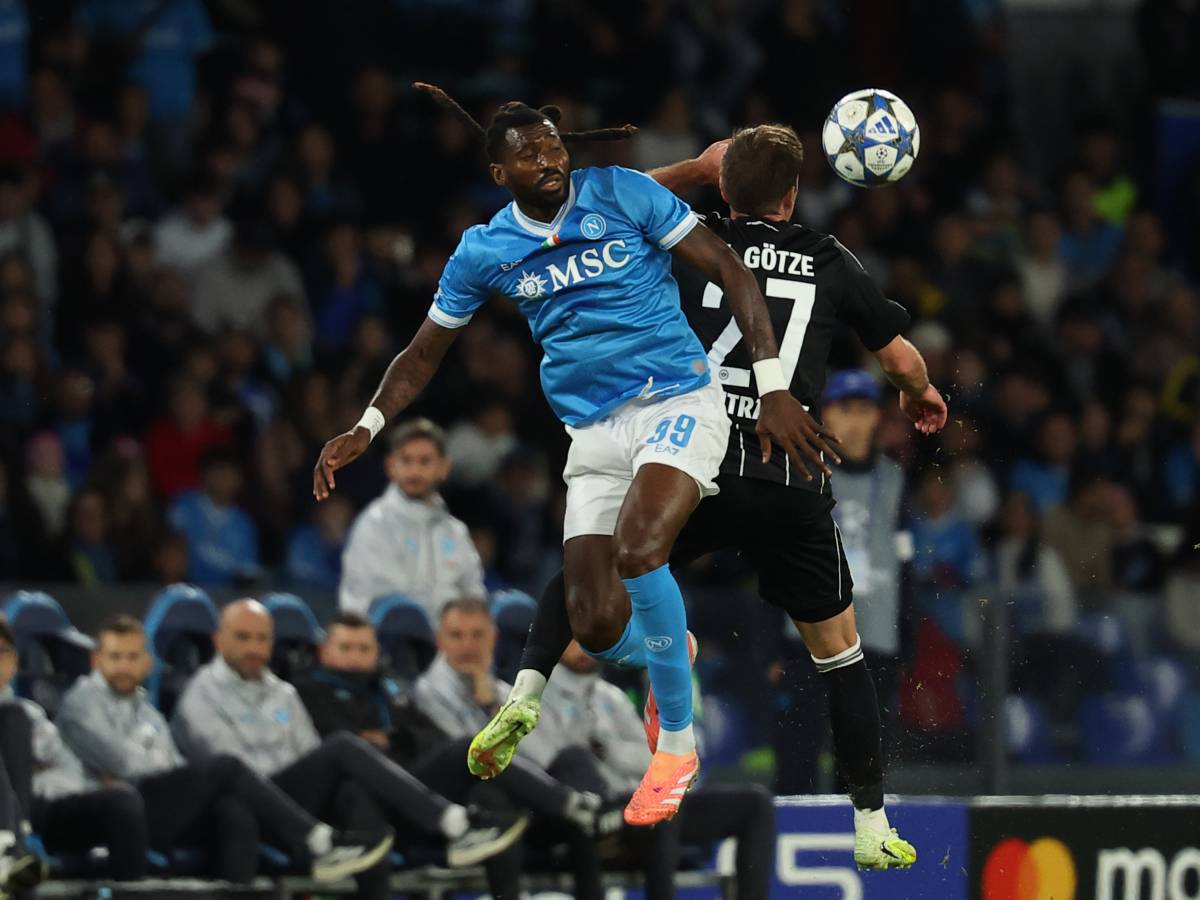 il napoli si fa imbrigliare dall8217eintracht al maradona finisce con un brutto 0 0