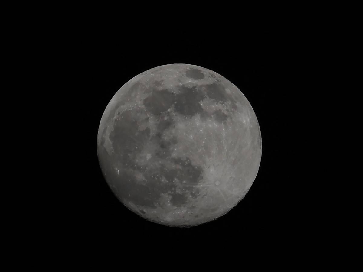 Occhi al cielo per la Superluna del castoro: quando e come vederla