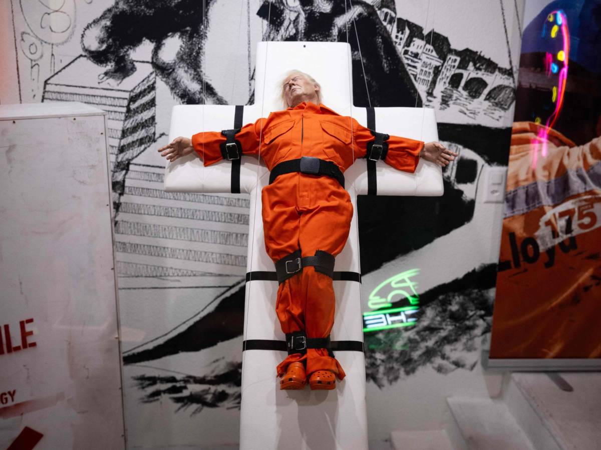 Donald Trump detenuto e crocifisso: bufera su un