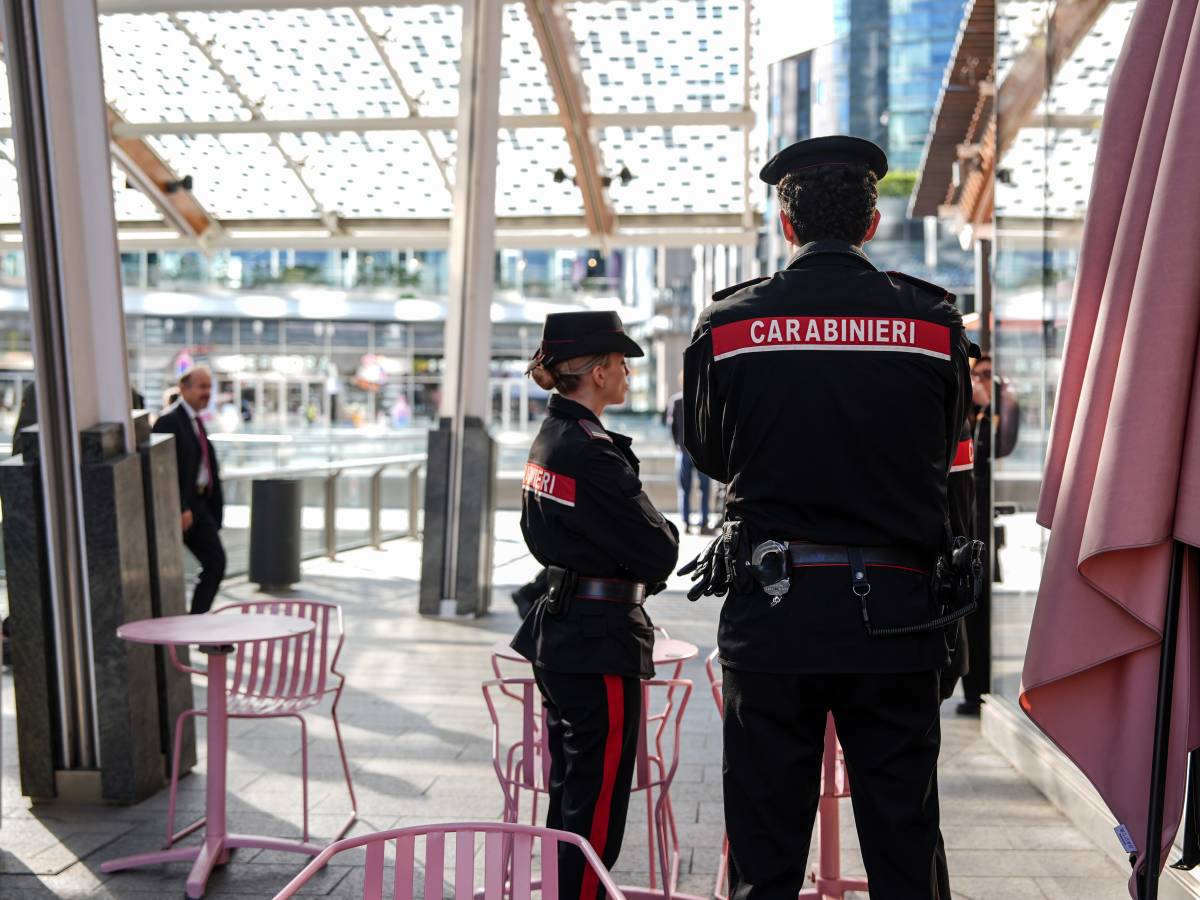 Gae Aulenti "sorvegliata speciale": poliziotti e carabinieri in pattuglia Gae Aulenti "sorvegliata speciale": poliziotti e carabinieri in pattuglia