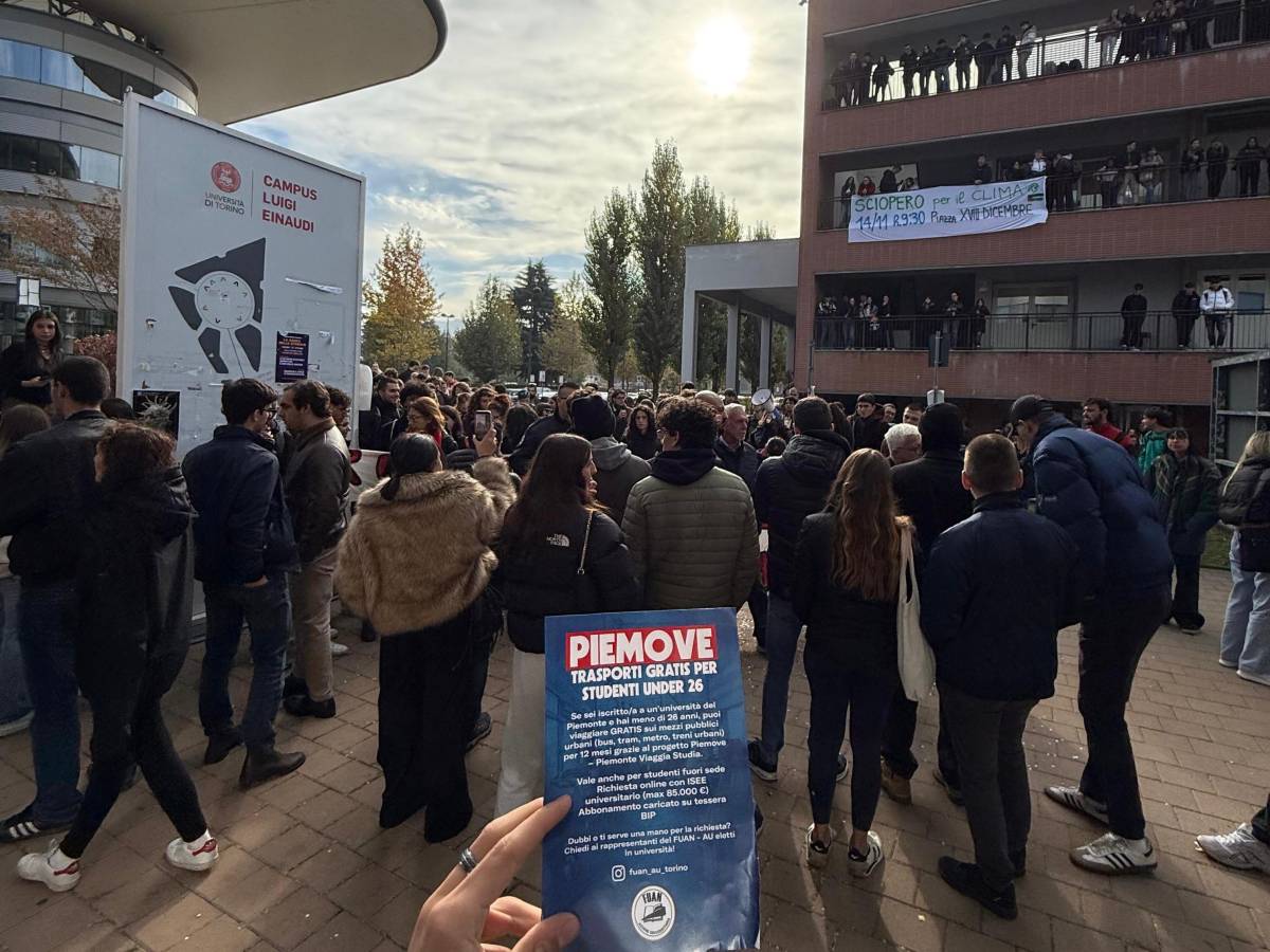 Promuovono bus gratis per studenti, ma sono di destra: attaccati dai centri sociali