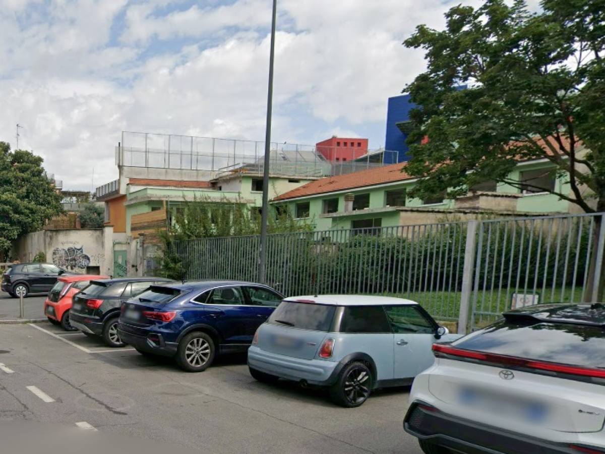 dodicenne travolto da un furgone a milano 200 gravissimo