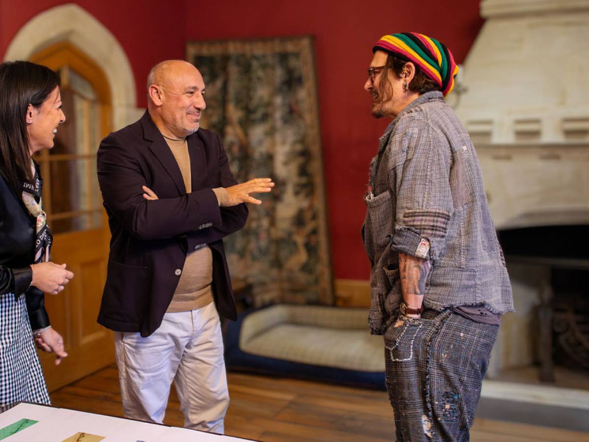 il johnny depp pittore espone i suoi flowers da deodato da Ilgiornale.it il johnny depp pittore espone i suoi flowers da deodato