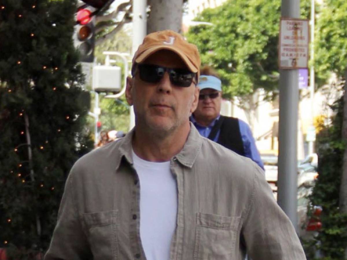 Bruce Willis riappare in pubblico a Los Angeles: ecco come sta Bruce Willis riappare in pubblico a Los Angeles: ecco come sta