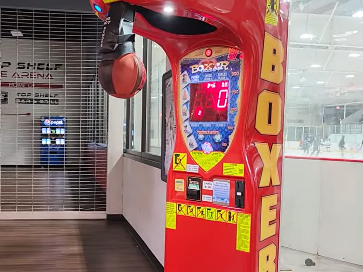 "È machista". Anche il tirapugni del luna park messo ko dal woke "È machista". Anche il tirapugni del luna park messo ko dal woke